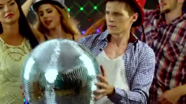 Un uomo con degli amici che balla in discoteca. 4k . — Video Stock