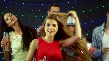Kız arkadaş gece kulübünde dans grubu.