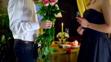 Akşam yemeği ve bir restaurant.4k öpüşme sevgi dolu Çift.