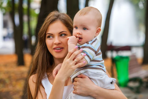 Glad kärleksfull mor och hennes baby-son utomhus. — Stockfoto