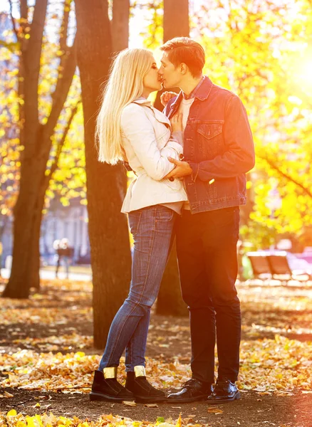 Молодая пара обнимается и флиртует в парке . — стоковое фото