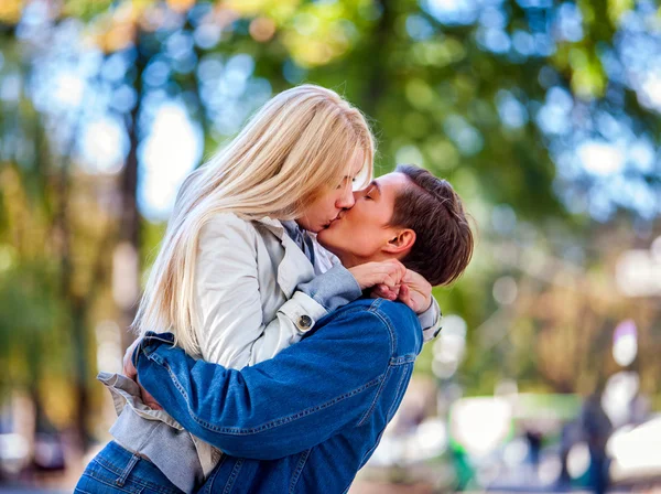 Jovem casal abraçando e flertando no parque . — Fotografia de Stock