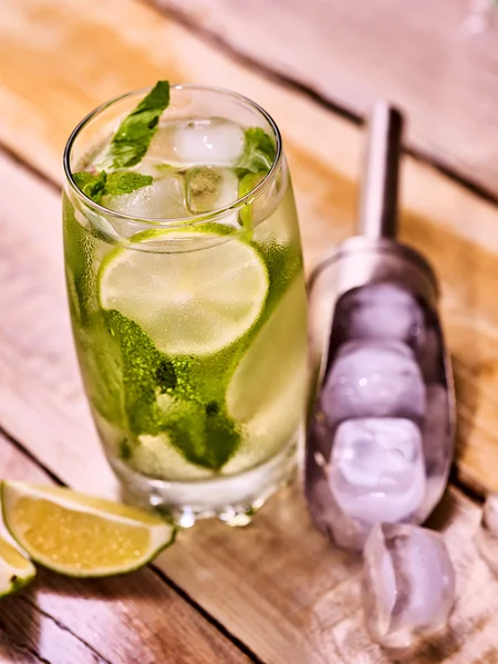 Wooden boards glass with mohito and scoop ice. Top view. — Stock Photo, Image