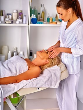 Kadın orta yaşlı almak yüz masaj spa salonda.