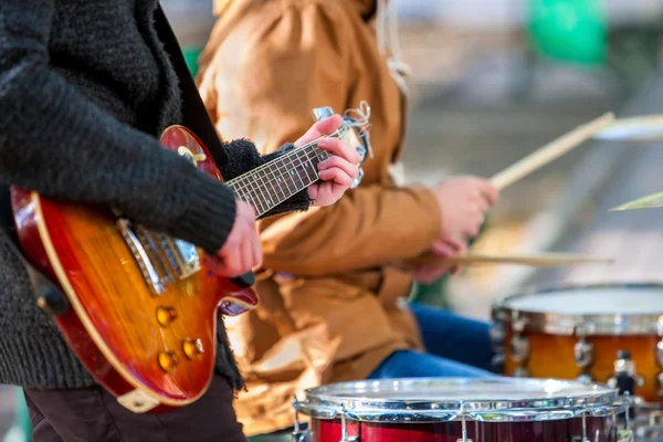 Desempenho de músicos de rua com guitarra . — Fotografia de Stock