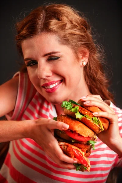 ハンバーガーを食べる女子高生. — ストック写真