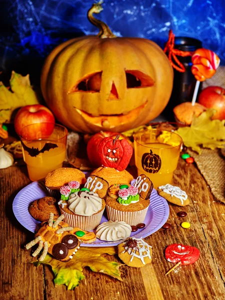 Mesa de Halloween com truque ou tratar Jack OLanten abóbora . — Fotografia de Stock