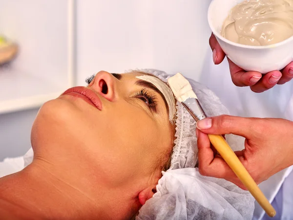 Kvinna medelålders ta ansiktsmassage i spasalong. — Stockfoto
