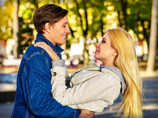 对年轻的夫妇拥抱、 在公园里调情. — 图库照片