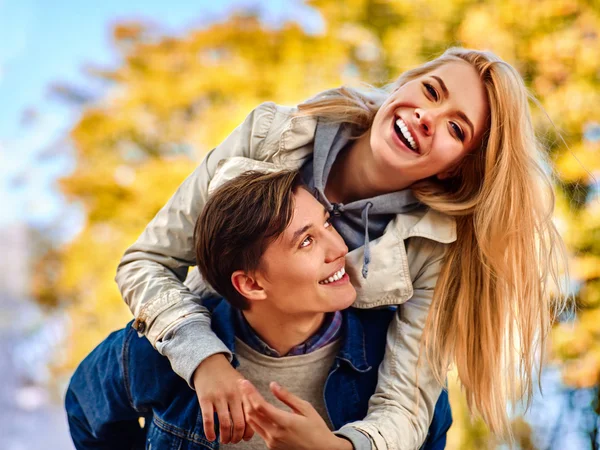 Jong koppel knuffelen en flirten in park. — Stockfoto