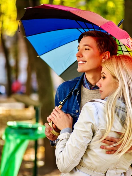 Şemsiye sonbahar park altında tarihte seven Çift.