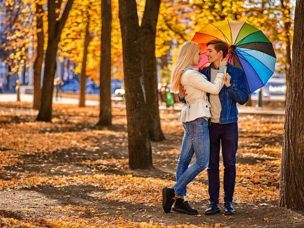 Pareja joven abrazándose y coqueteando en el parque . — Foto de Stock