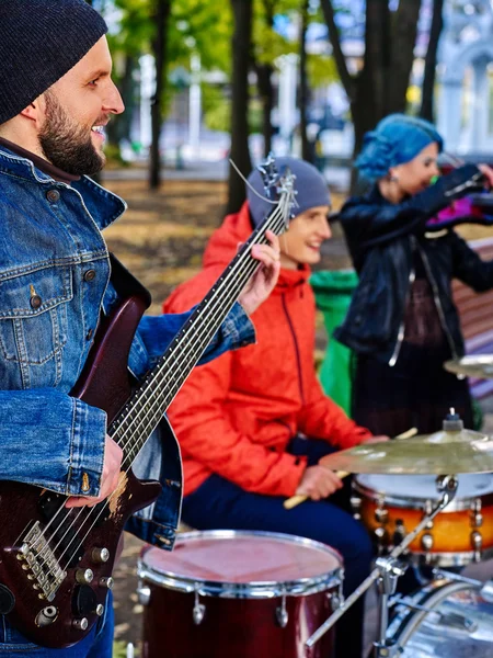 De straat artiesten muziek met meisje violist. — Stockfoto