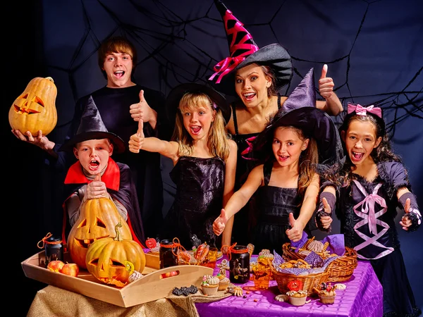 Niños en fiesta de Halloween haciendo calabaza Jack OLanten . — Foto de Stock