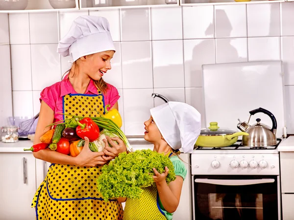 Kinderen koken op keuken thuis. — Stockfoto