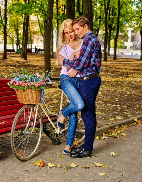 Casal com bicicleta no parque de outono andando . — Fotografia de Stock