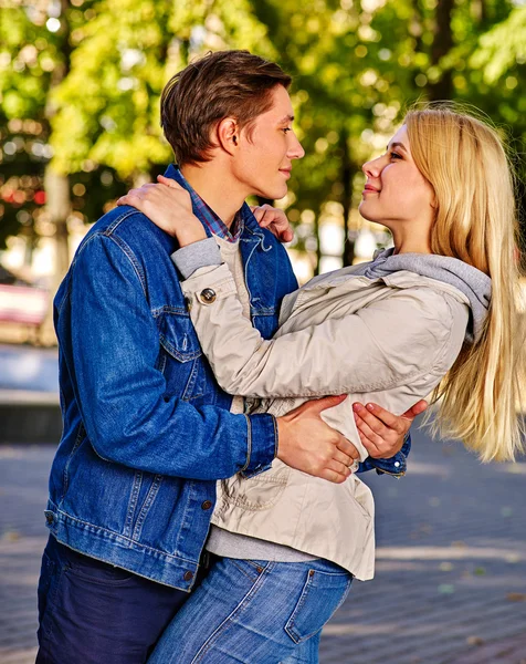 Jong koppel knuffelen en flirten in herfst park. — Stockfoto