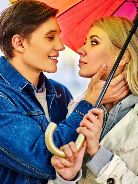 Casal apaixonado na data sob guarda-chuva . — Fotografia de Stock