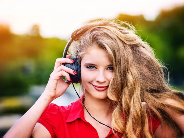 Mulher com fones de ouvido ouvir música de verão — Fotografia de Stock