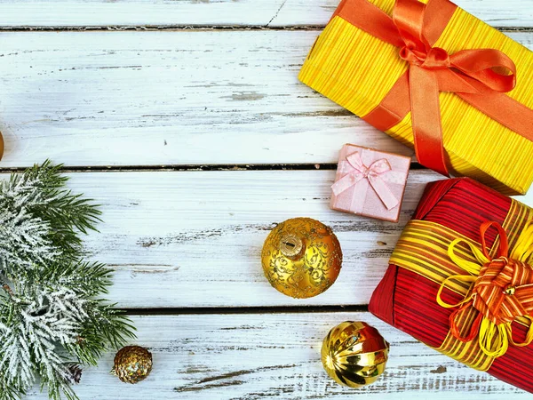 Cadeau de Noël fond boîte avec couronnes de houx sur l'espace de copie — Photo