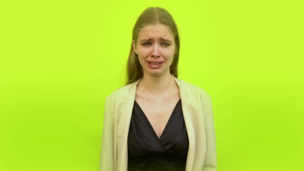 Женщина плачет в космической студии на фоне желтого цвета — стоковое видео