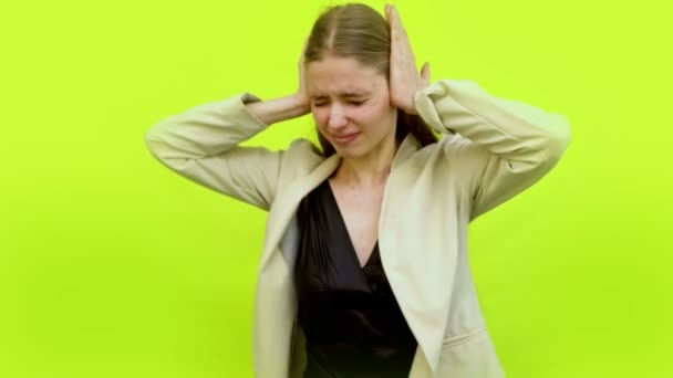 Femme maux de tête pleurer couvre les oreilles avec les paumes dans l'espace studio — Video