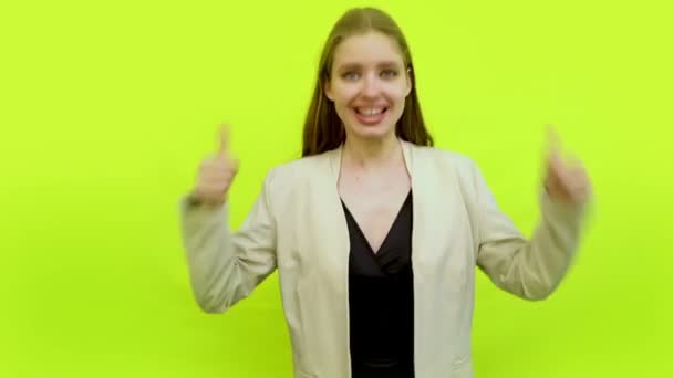 Emocionada mujer alegre celebrando el éxito en el estudio espacial en amarillo — Vídeo de stock