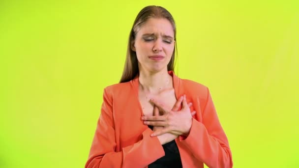 Mujer de negocios sintiendo dolor de corazón tocando el pecho en el estudio espacial — Vídeo de stock