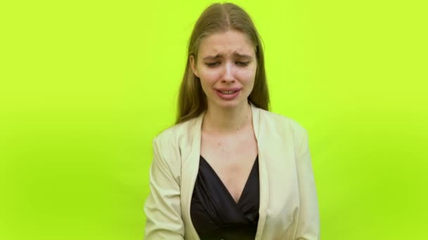 Mulher com dor de estômago e cãibras chorando no estúdio espacial — Vídeo de Stock