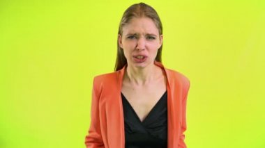 Stresli çılgın kadın histerik çığlıklar içinde
