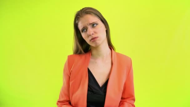 Mujer mirando el reloj de pulsera en el estudio espacial sobre fondo amarillo — Vídeos de Stock