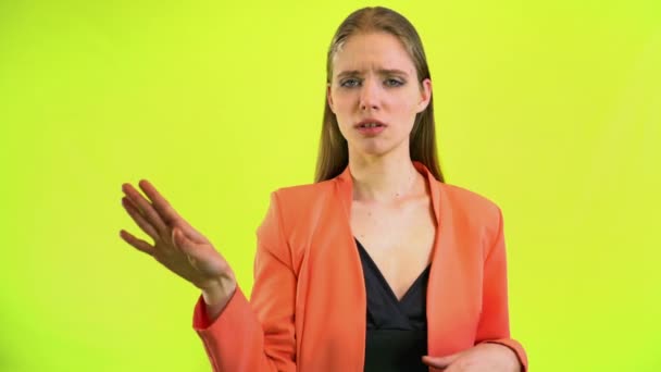 Kvinna ignorera man i rymden studio på gul bakgrund — Stockvideo