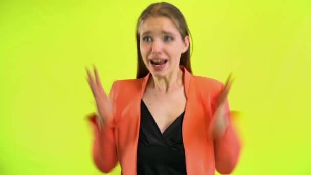 Mujer asustada gritando horror en el estudio espacial sobre amarillo — Vídeos de Stock