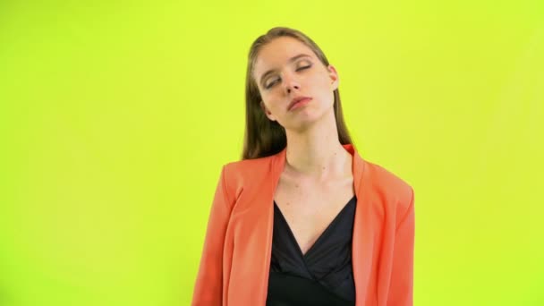 Yawing žena znuděný v práci myšlení doma v kosmickém studiu — Stock video