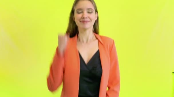 Молодая женщина с выражениями лица успех и триумф показать 1 2 3 стороны — стоковое видео