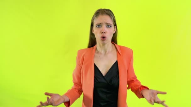 Frau, die ich nicht kenne Gesichtsausdrücke auf gelbem Raum Studio — Stockvideo