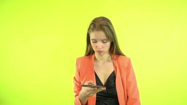 Kvinna med smartphone bläddra igenom nyhetsflöde och prata glatt — Stockvideo