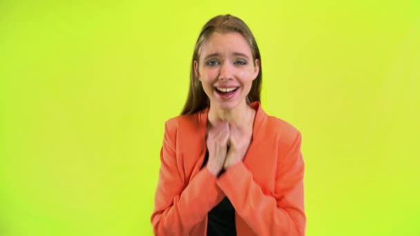 Благодарная женщина выражает искренние чувства по поводу желтой космической студии — стоковое видео