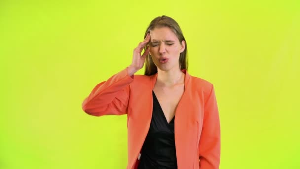 Woman headache pain crying in panic over yellow space studio — Stock Video