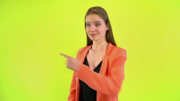 Kvinnan pekar hand åt sidan, visa kopia utrymme annons, gult utrymme — Stockvideo