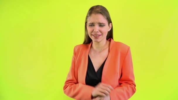Заплутана жінка щось забуває і соромиться жовтого космічного студії — стокове відео
