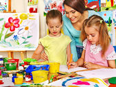 Kinder mit Lehrermalerei.