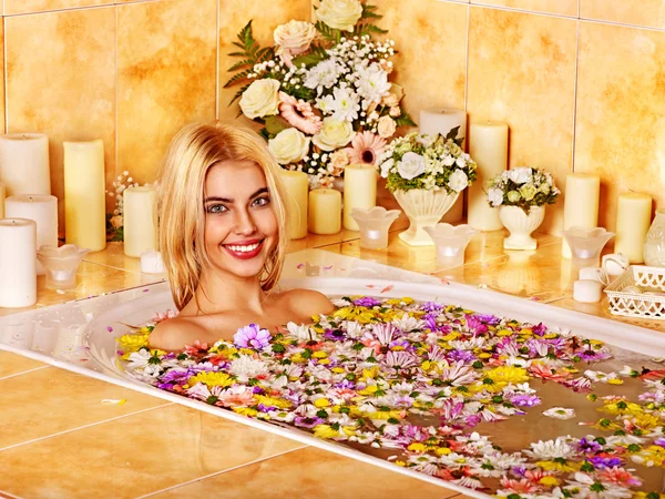 Femme au spa de luxe . — Photo
