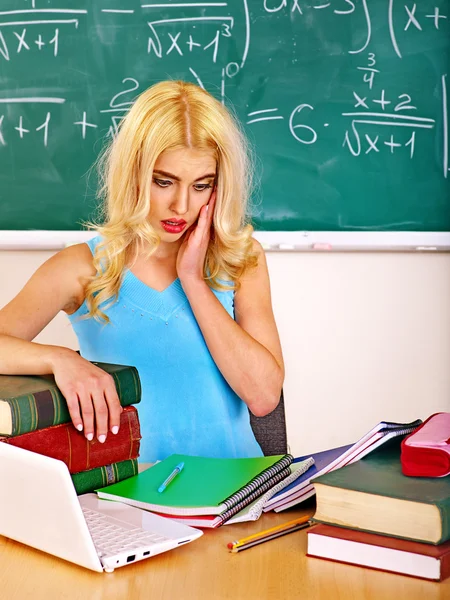 Woman in classroom. — Stock Photo, Image