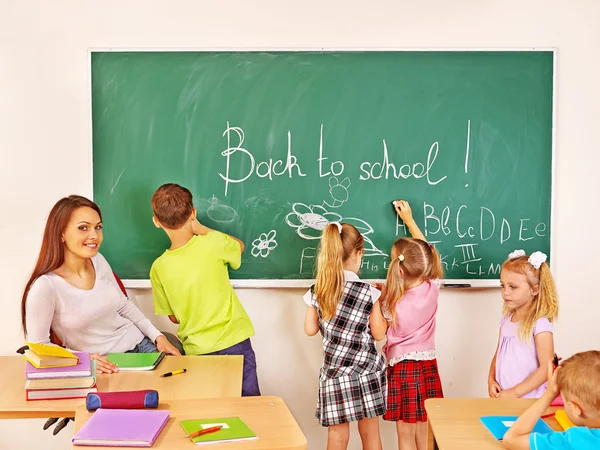 Kinderen schrijven op blackboard. — Stockfoto