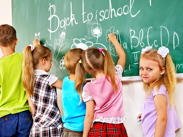 Kinderen schrijven op blackboard. — Stockfoto