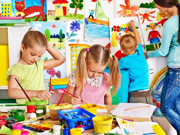Kinder mit Lehrermalerei. — Stockfoto