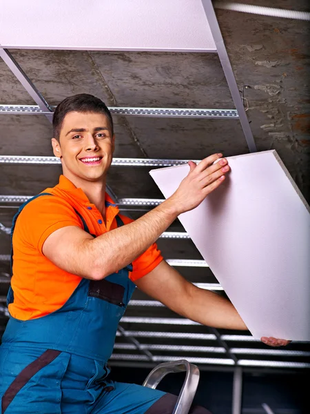 Man installing suspended ceiling — Stock Photo, Image