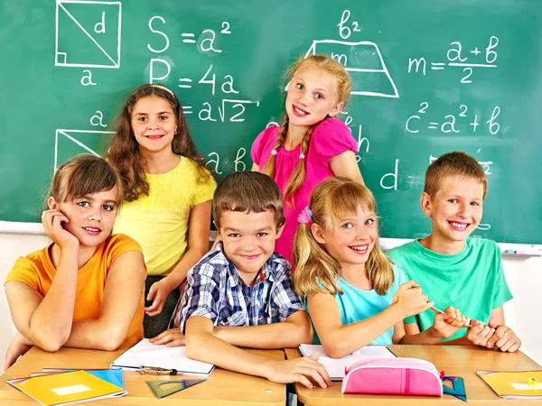 Criança escolar sentada em sala de aula . — Fotografia de Stock