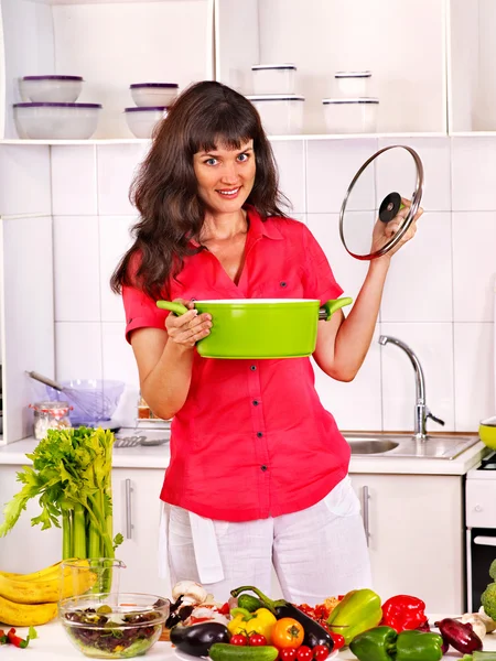 Donna cucina — Foto Stock